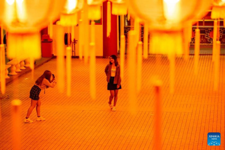 Du khách chụp ảnh tại chùa Thiên Hậu ở Kuala Lumpur, Malaysia. Ảnh: TÂN HOA XÃ