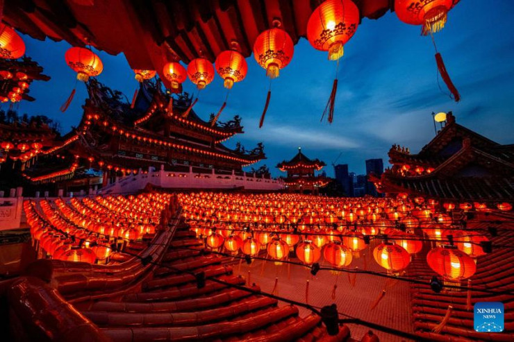 Chùa Thiên Hậu ở Kuala Lumpur rực rỡ bên những chiếc đèn lồng trang trí. Ảnh: TÂN HOA XÃ