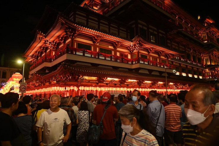 Các địa điểm tập trung đông khách tham quan tại khu Chinatown, Singapore được trang trí lộng lẫy để chuẩn bị cho Tết Nguyên đán. Ảnh: STRAITS TIMES
