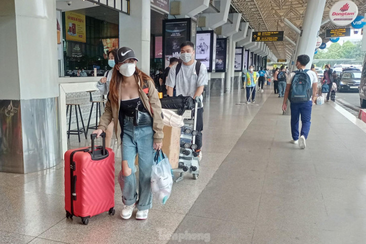 Ghi nhận của Tiền Phong, khu vực ga quốc nội sân bay Tân Sơn Nhất chiều 20/1 (29 tháng Chạp) rất thông thoáng dù đang là cao điểm phục vụ hành khách đi lại trong dịp Tết Nguyên đán.