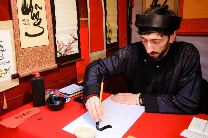 Jean Sébastien cho biết để chuẩn bị cho hội chữ xuân năm nay, anh từ Pháp sang Việt Nam từ đầu tháng 1 và dự định ở lại 1 tháng để tham gia hoạt động cho chữ từ ngày 15-1 đến hết ngày 26-1, mong muốn quảng bá văn hóa Việt Nam đến du khách châu Âu.