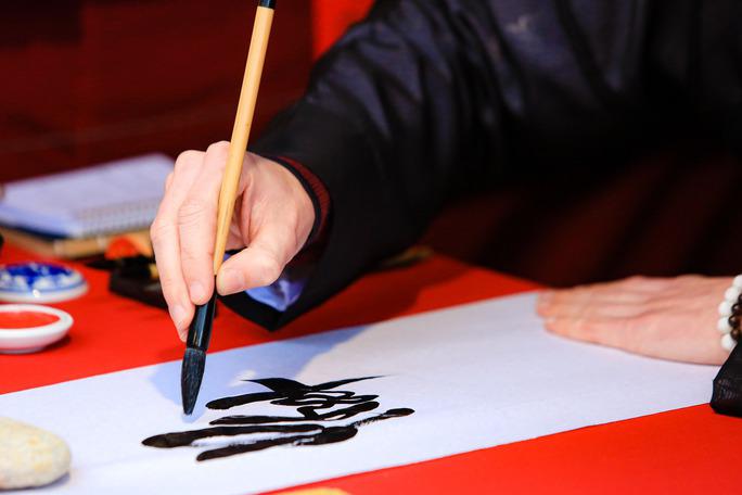 Không chỉ gây ấn tượng với du khách nước ngoài, Jean Sébastien còn khiến du khách Việt Nam bất ngờ khi chứng kiến ông đồ ngoại quốc viết chữ Việt thuần thục. "Nếu chỉ nhìn tranh, tôi không nghĩ đây là sản phẩm do người nước ngoài thực hiện, nét chữ vẫn rất mềm mại, uyển chuyển"- một người dân xin chữ chia sẻ.