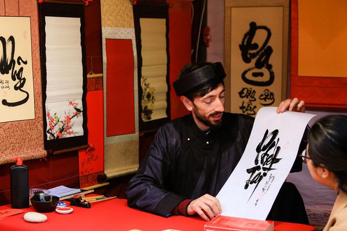 Chia sẻ cơ duyên đến với thư pháp, anh Jean Sébastien chia sẻ: "Tôi biết đến môn nghệ thuật này sau khi được người bạn Hàn Quốc giới thiệu. Hứng thú với bộ môn mới, tôi đã xin theo học hai người thầy dạy thư pháp có tiếng tại Hà Nội".