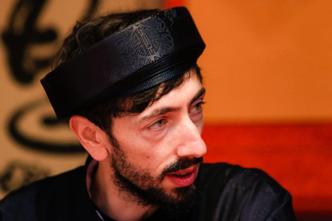 Với Jean Sébastien, việc học và viết được chữ thư pháp là cả một quá trình học tập nghiêm túc và rèn luyện không ngừng nghỉ. “Việc cầm bút, viết trên giấy cũng đòi hỏi sự tập trung cao độ. Với đam mê của mình, tôi có thể ngồi trên bàn và viết chữ cả ngày. Sau 32 buổi học cùng hàng ngàn giờ luyện viết, tôi không còn cảm thấy khó khăn với những tác phẩm chữ quốc ngữ, câu đối Việt”- Jean Sébastien tâm sự.