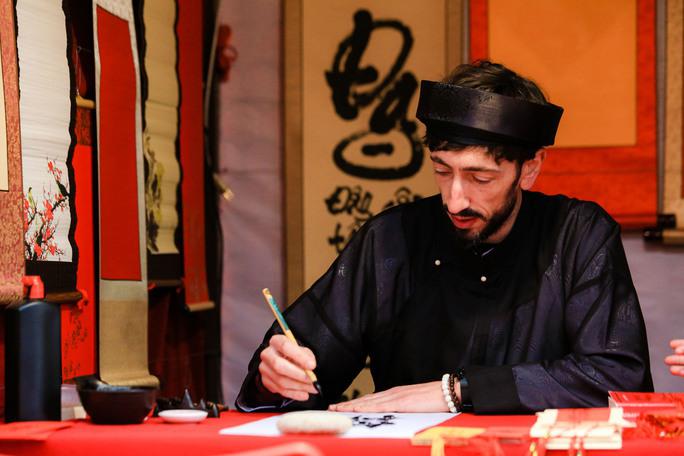 Sau 6 năm ở Việt Nam, giữa năm 2021, anh Jean Sébastien và vợ con về nước do ảnh hưởng của COVID-19. Anh vẫn kiên trì rèn luyện và viết chữ thư pháp gửi tặng mọi người...