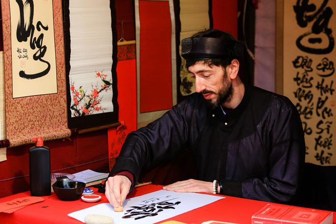 Tại hội chữ Xuân 2023, anh Jean Sébastien đã trình diễn và cho chữ rất nhiều người người, nhiều nhất là các chữ: Đức, Tâm, Bình an, Thịnh vượng. Trong đó, “Đức” là chữ thư pháp mà anh thích nhất, mang nhiều ý nghĩa về con người và cuộc sống. Theo anh, muốn viết được thư pháp đẹp và đạt, thì phải luyện gân cốt vừa cứng vừa mềm dẻo, không chỉ rèn tay, rèn chữ mà rèn cả tâm.