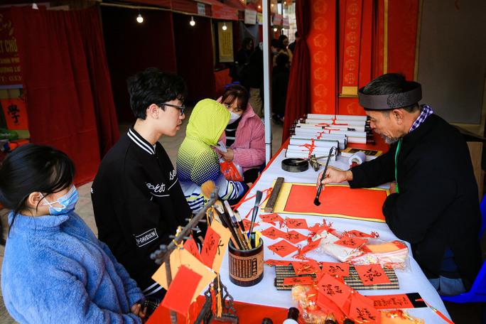 Hội chữ Xuân Quý Mão 2023 với chủ đề "Sư đạo tôn nghiêm", quy tụ 50 ông đồ, bà đồ đến từ ba miền trong cả nước.