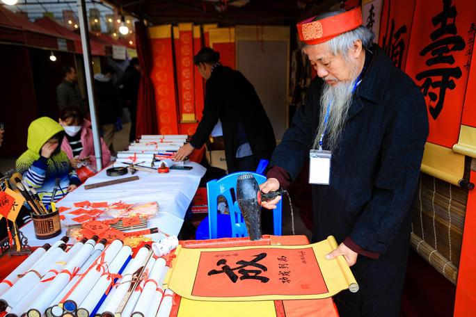 Hội chữ Xuân diễn ra từ ngày 15-1 đến ngày 29-1. Riêng ngày 30 Tết, Hội chữ Xuân Quý Mão 2023 mở cửa đón Giao thừa đến 2 giờ sáng hôm sau. Các ngày mùng 1, mùng 2 và mùng 3 Tết mở cửa đến 22 giờ.