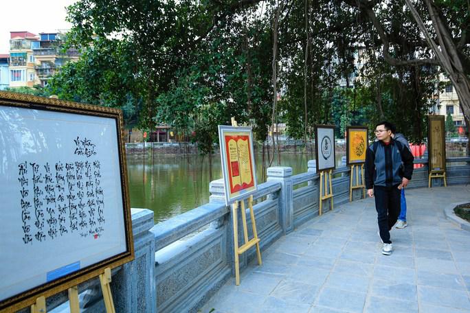 Đặc biệt, du khách còn được chiêm ngưỡng Triển lãm thư pháp gồm 40 tác phẩm đẹp sáng tác theo chủ đề "Sư đạo tôn nghiêm" nhằm tôn vinh truyền thống "Tôn sư trọng đạo", khích lệ tinh thần học tập, vươn lên của thế hệ trẻ và góp phần từng bước nâng cao trình độ thẩm mỹ, hiểu biết về nghệ thuật thư pháp của người viết chữ cũng như công chúng Thủ đô.