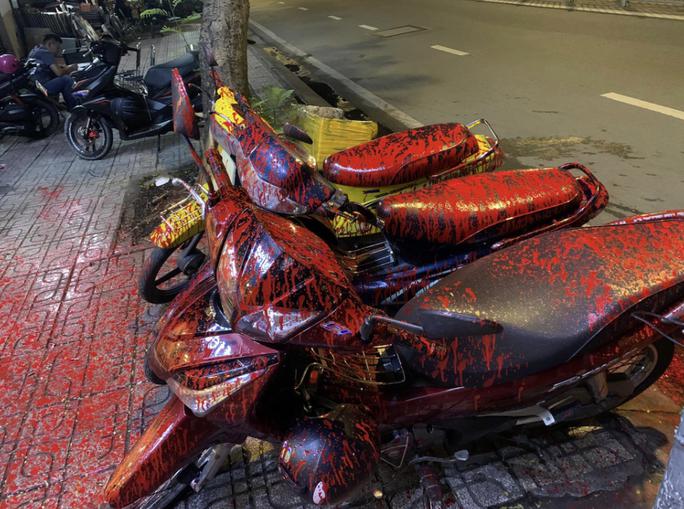 Quán cà phê ở quận 7 bị tạt sơn