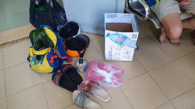 Hai kẻ tạt sơn ở quận Bình Tân bị bắt cùng tang vật