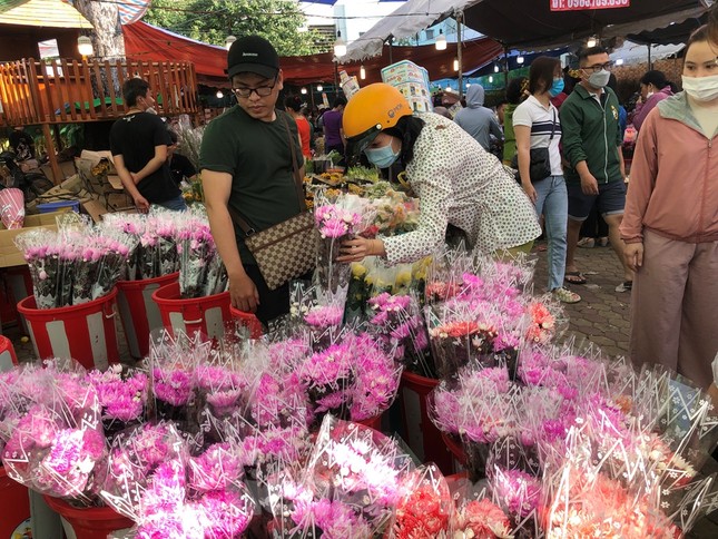 Những loại hoa có sắc hồng, vàng, đỏ... đặc biệt thu hút khách.