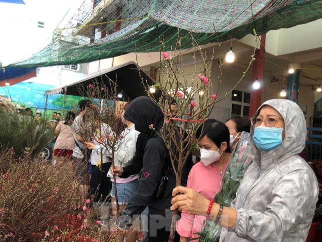 Đặc biệt, đào Tết có giá chỉ từ 150.000-300.000 đồng/cây. "Năm nào tôi cũng mua đào về cắm bình chơi Tết. Năm ngoái, cành đào tương tự nhưng giá tới 500.000 đồng, nay giá rẻ hơn nên mình dễ mua" - một khách đi chợ hoa Tết chia sẻ.