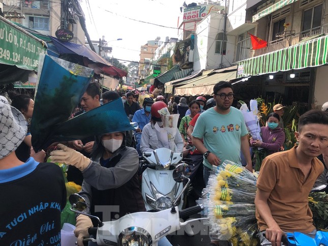 Chiều 29 Tết, rất đông người dân đổ về chợ hoa Hồ Thị Kỷ để chọn mua hoa về chưng Tết.