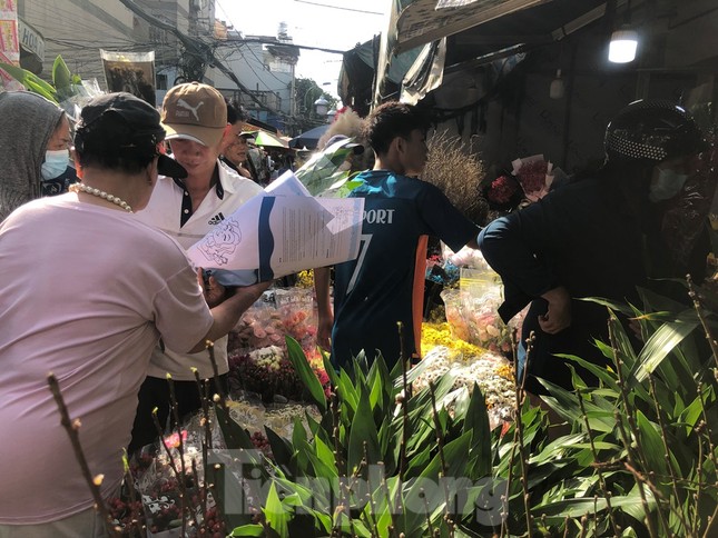 Hồ Thị Kỷ là một trong những chợ hoa sỉ lớn nhất TPHCM. Năm nào nơi này cũng đông kín người. Tuy nhiên theo nhiều tiểu thương, năm nay khách đến chợ chỉ bằng 80% so với năm ngoái, sức mua cũng giảm hơn do kinh tế khó khăn, khách chỉ mua đủ để chưng bàn thờ chứ không "xông xênh" những năm trước.
