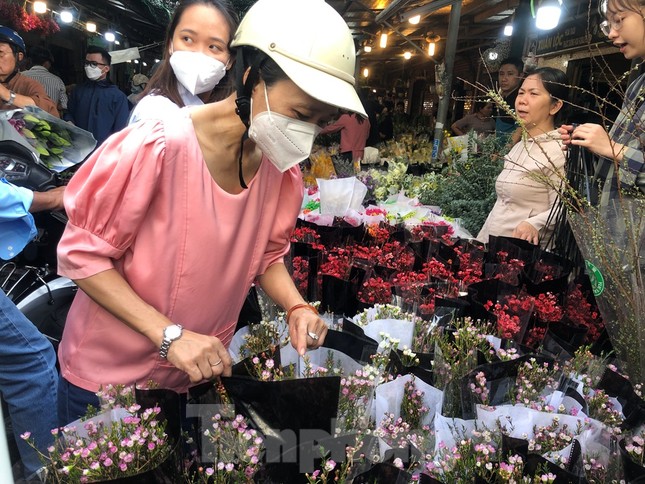 Hoa nhập khẩu có giá 100.000 đồng/bó. "Năm nay hoa đẹp, giá không quá đắt. Mình mua nhiều để trang trí nhà cửa dịp Tết" - chị Hà (ngụ quận 5) nói.