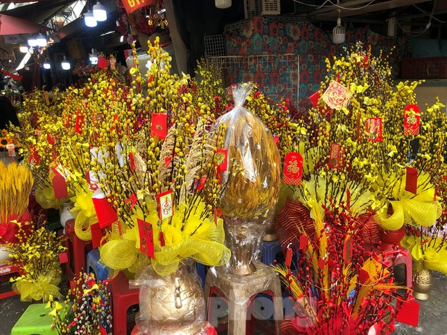 Nụ tầm xuân có giá từ 500.000-1 triệu đồng/bình, được trang trí khá cầu kỳ nhưng ít khách mua.