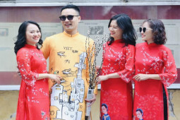 Bạn trẻ - Cuộc sống - Những cô gái Hà thành thướt tha áo dài xuống phố đón xuân