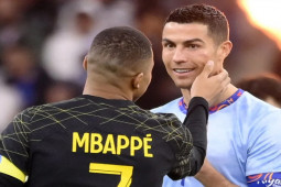 Bóng đá - Ronaldo bị đồng đội cũ đấm vào mặt, Mbappe phản ứng "đốn tim" triệu fan