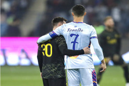 Bóng đá - Khoảnh khắc lịch sử Ronaldo ôm Messi: Đẳng cấp 1613 bàn thắng, kỳ tích được san bằng