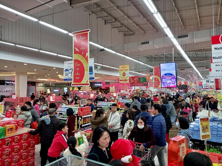 "Biển người" mua sắm Tết tại Trung tâm thương mại.