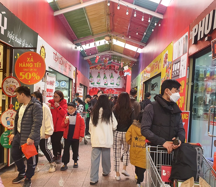 Lối đi từ khu vực gửi xe vào trung tâm mua sắm cũng đông kín khách.