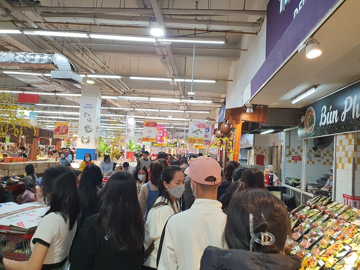 Hầu hết các lối đi đều chật ních người qua lại.