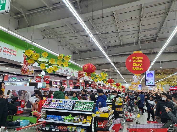 Khu vực thanh toán xếp hàng dài và phải chờ từ 20-30 phút mới đến lượt.