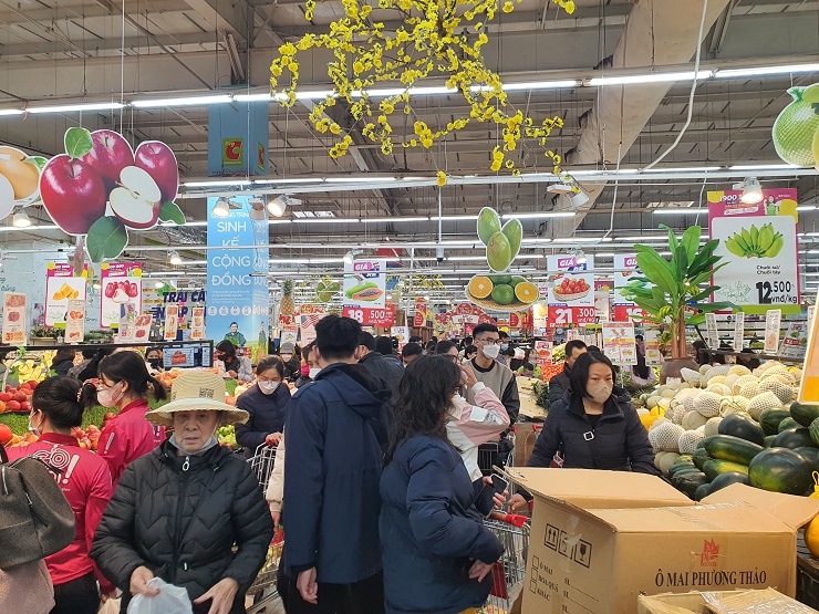 Giá cả ổn định, thậm chí còn có nhiều khuyến mãi hấp dẫn nên nhiều người lựa chọn kênh siêu thị để mua sắm dịp Tết.