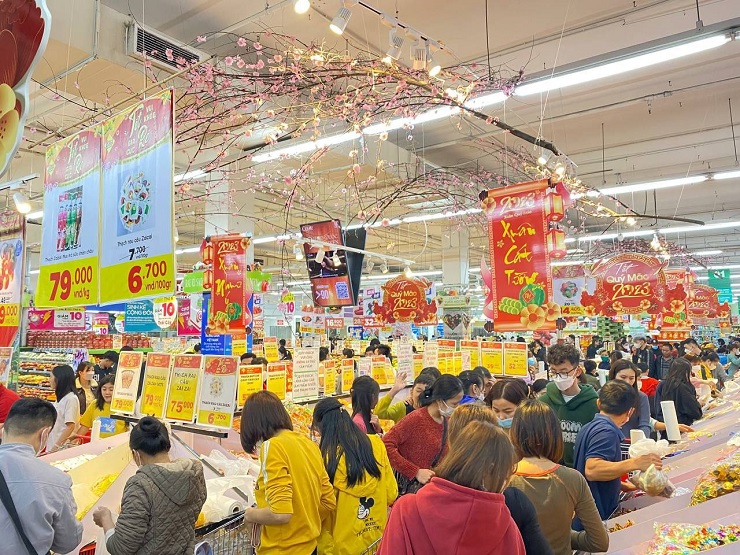 Càng về trưa, lượng người đến mua sắm càng đông đúc.