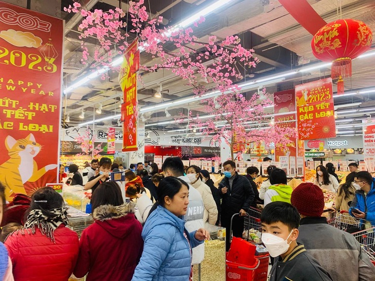 Các lối đi chật ních người qua lại kèm xe đẩy hàng hoá.