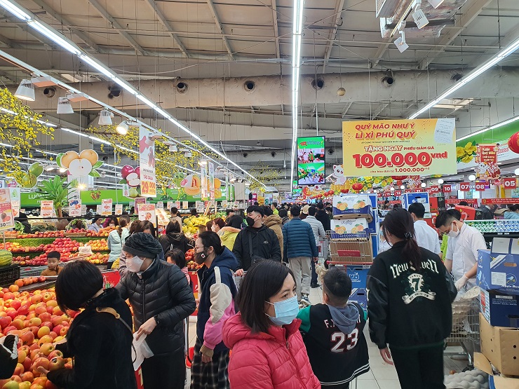 Các quầy hàng hoa quả tươi thu hút lượng khách lớn.