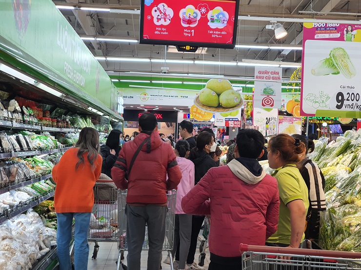 Quầy rau, củ, quả cũng đông không kém.