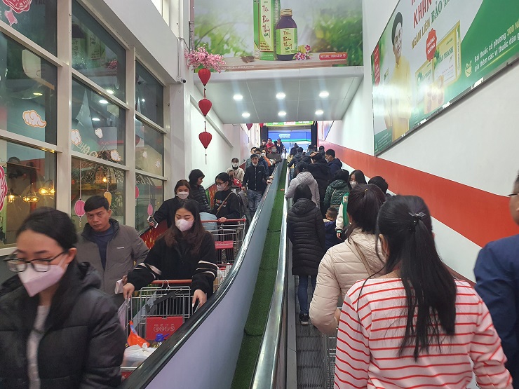 Thang máy đông như "trẩy hội".