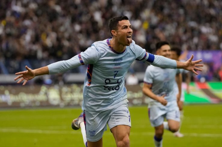 Ronaldo đá 1 trận tại Saudi Arabia và đã có danh hiệu cá nhân đầu tiên