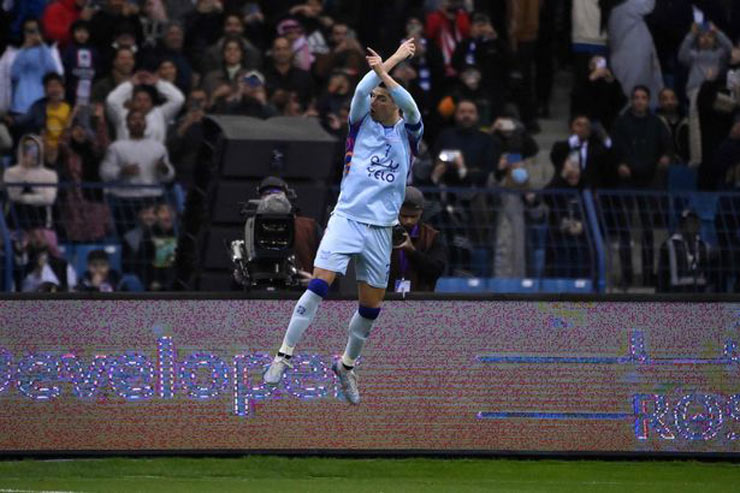 Ronaldo ăn mừng theo phong cách "Siu" khiến cư dân mạng "nóng mắt"