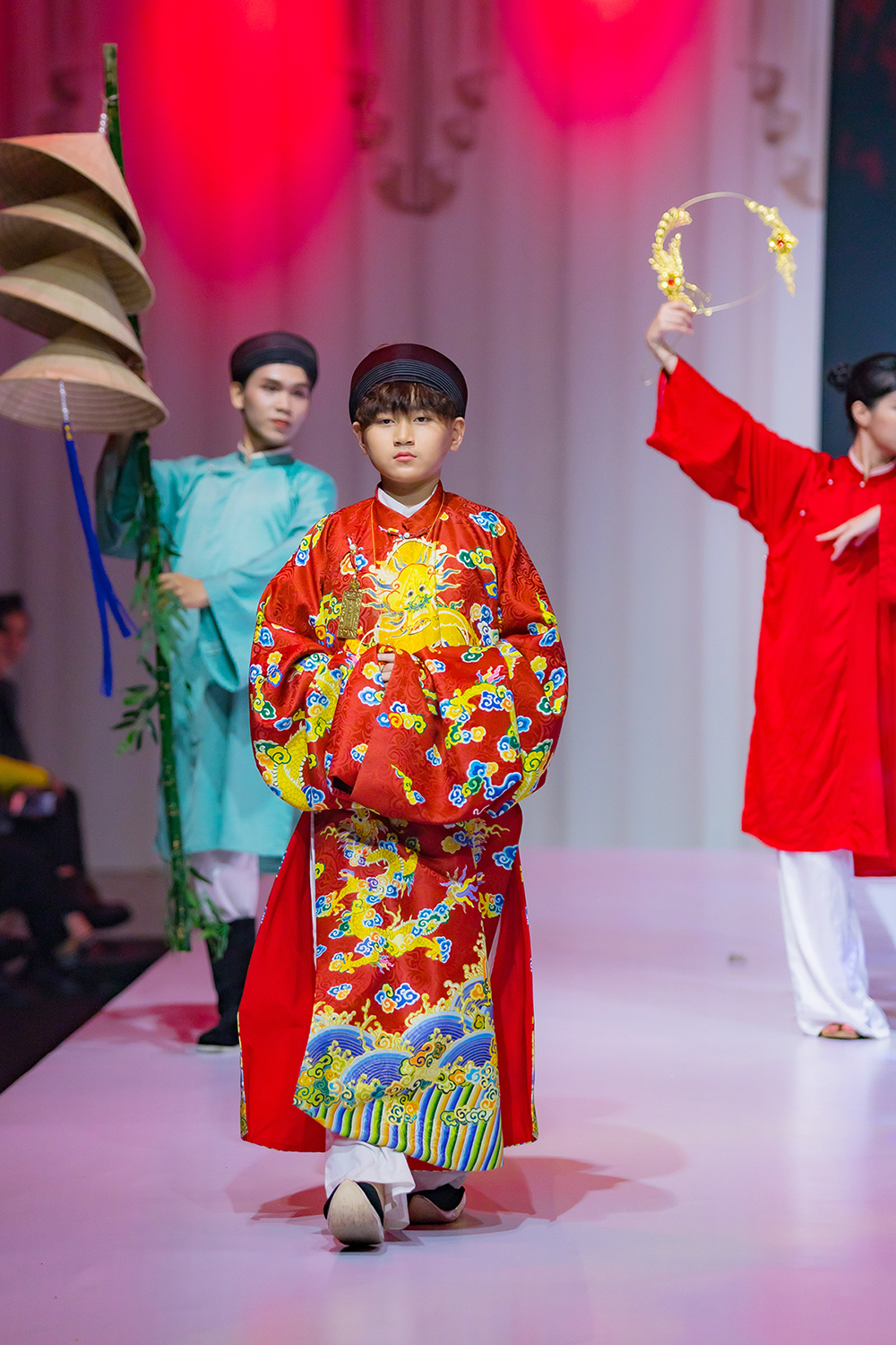 Mẫu nhí trình diễn vedette BST cổ phục Việt tại Vietnam Kids Art Fashion Fest 2022 (Ảnh: N-Chí Đại)