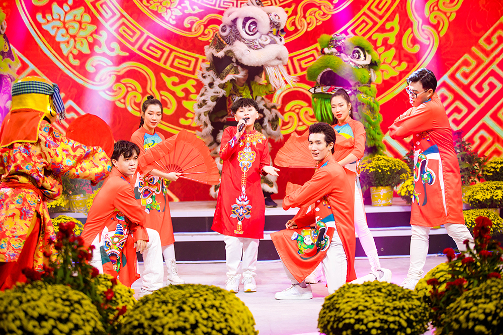 Chàng ca sĩ trình diễn solo ca khúc Tết trong chương trình Gala nhạc Việt Nhí 2023 (Ảnh: N-Chí Đại)