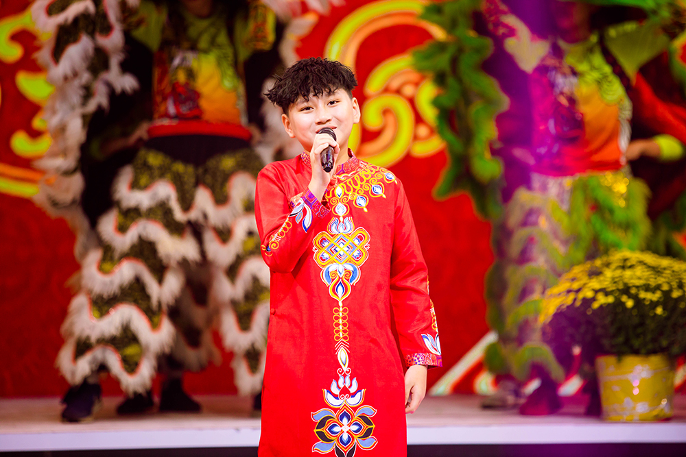 Dù tất bật chạy show, chàng hotboy vẫn luôn tràn đầy năng lượng cháy hết mình cho nghệ thuật (Ảnh: N-Chí Đại)