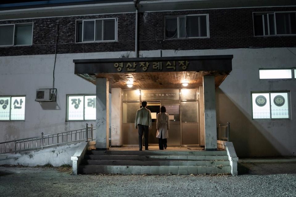 Phần 2 phim 18+ Top 1 toàn cầu của Song Hye Kyo "nhá hàng" nóng hổi - 8