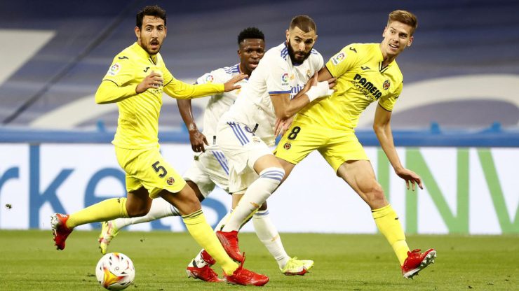 Real Madrid (áo trắng) gặp nhiều khó khăn trên sân Villarreal