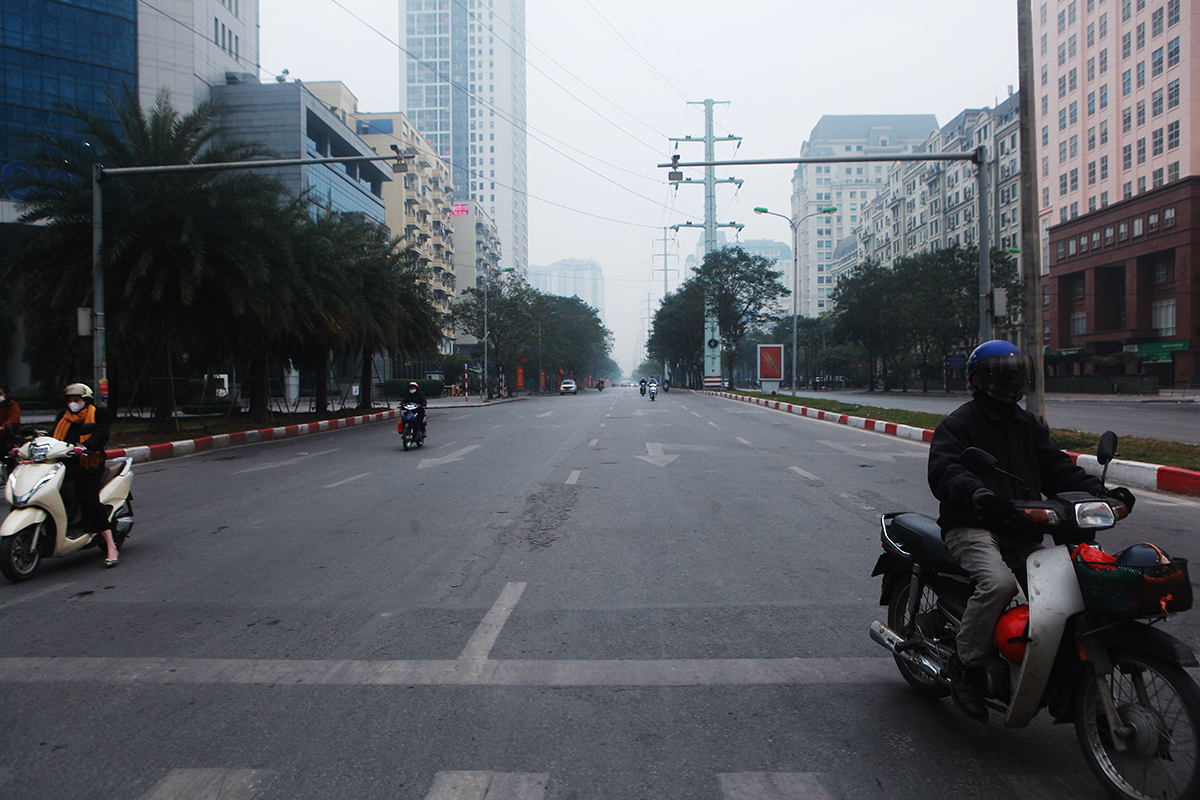 Các tuyến phố, ngõ ngách… hướng ra đường Phạm Hùng bỗng im ắng lạ thường, không còn cảnh người dân vội vàng, chen chúc cho kịp giờ làm vào giờ cao điểm