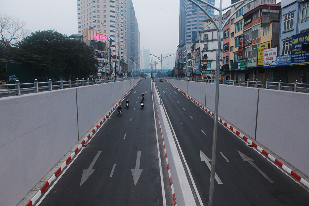 Hầm chui Tố Hữu – Lê Văn Lương, đây là điểm nóng giao thông vào giờ cao điểm nhưng sáng nay rất thông thoáng, không còn cảnh hàng dài xe cộ chờ trên đường.