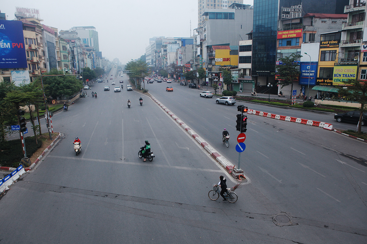 Ngã Tư Chùa Bộc – Thái Hà (dưới chân cầu vượt) không còn cảnh ùn tắc mà nay thưa thớt xe cộ qua lại.