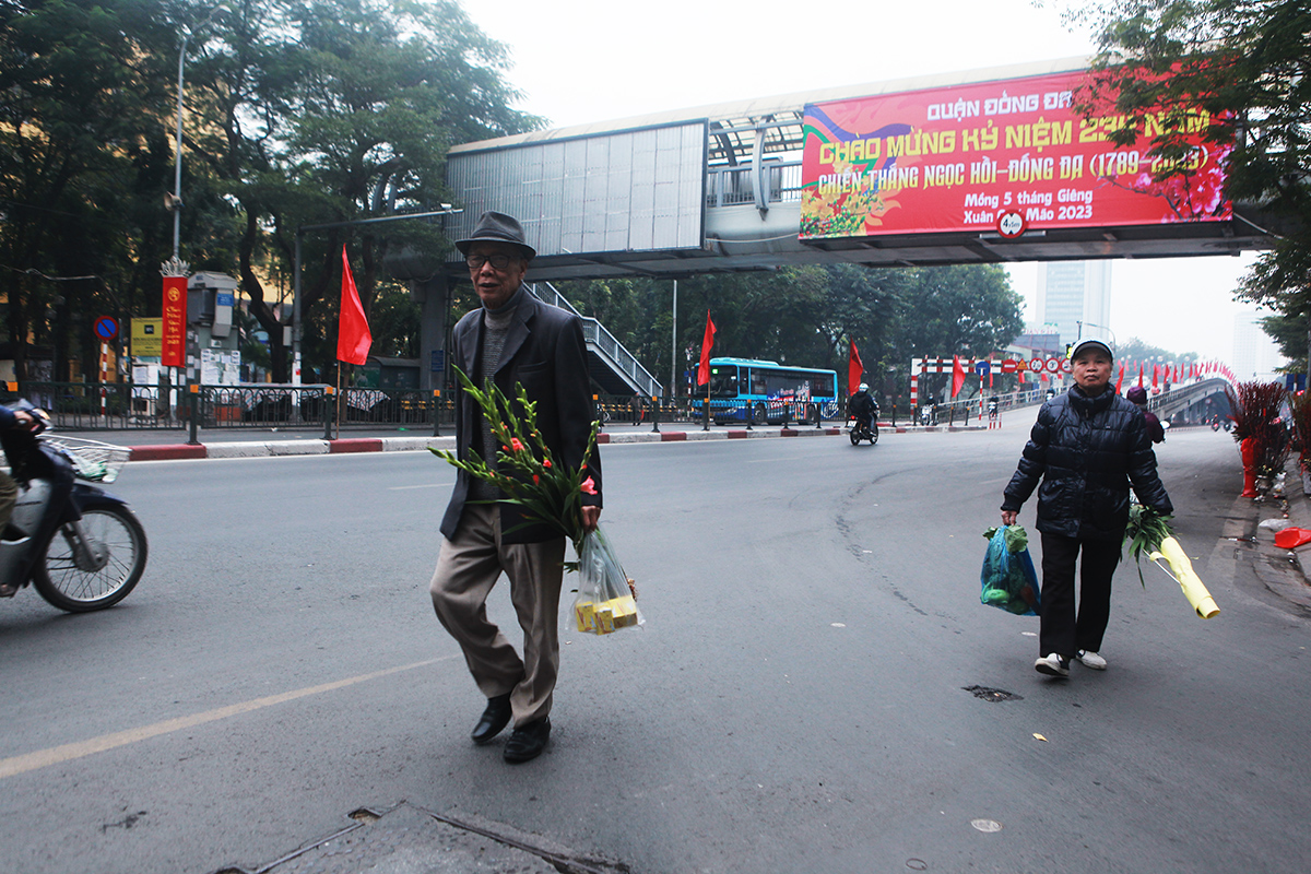 Người dân đi lại thảnh thơi ngay dưới lòng đường Tây Sơn khi đi mua sắm Tết