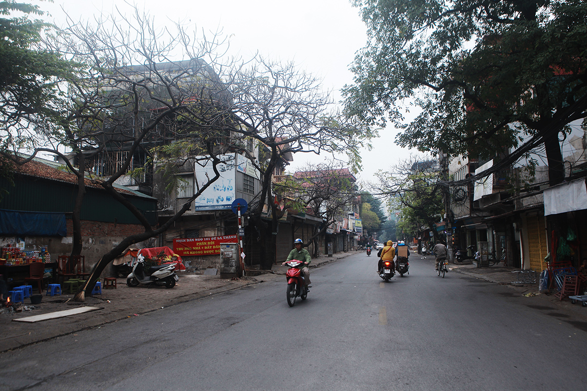 Đường Đê La Thành (quận Đống Đa) vào giờ cao điểm bỗng vắng người qua lại