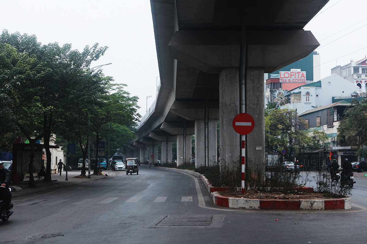 Phố Hào Nam lúc 8h30