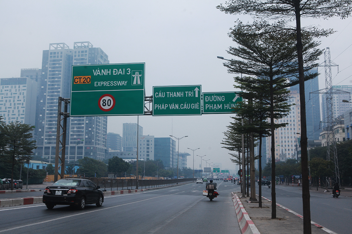 Đường vành đai 3 trên cao Phạm Hùng không còn cảnh ô tô nối đuôi nhau từ cầu Mai Dịch xuống và chiều ngược lại cũng thông thoáng hơn.