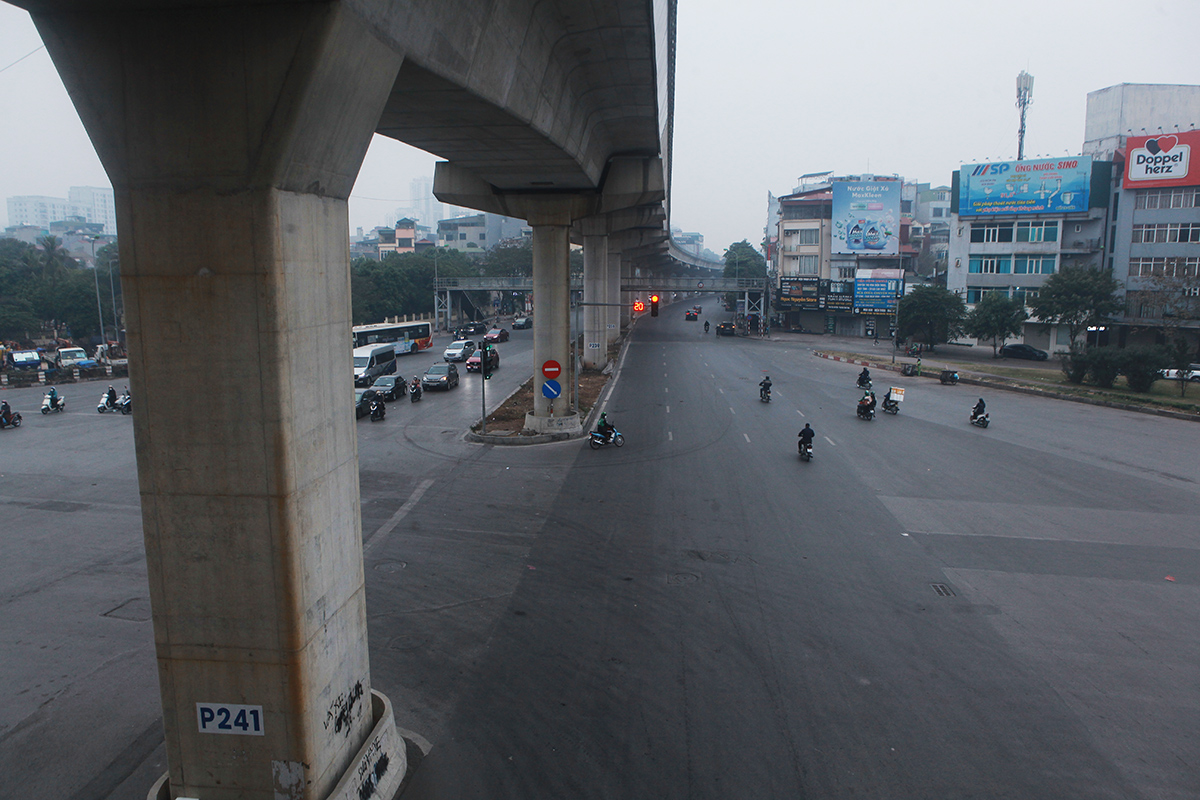 Ngã tư dưới chân câu Mai Dịch không còn cảnh ùn tắc vào mỗi buổi sáng như thường ngày.