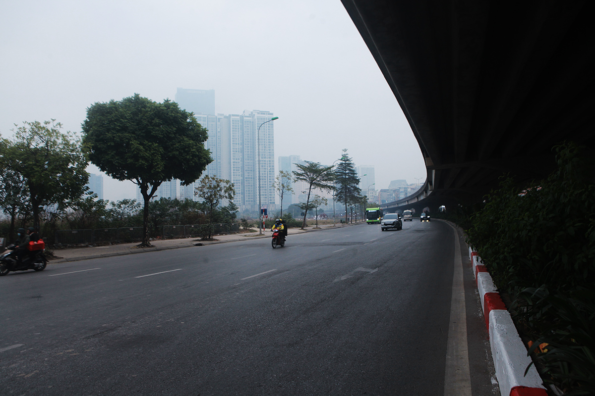 Đường Phạm Hùng (đoạn gần bến xe Mỹ Đình) không còn cảnh ô ô khách đỗ chờ khách, người dân đi lại rất thoải mái.